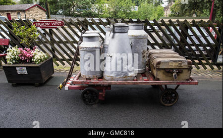 Vintage assurance et de vieux bidons sur un chariot Banque D'Images