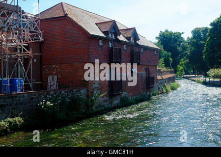 Bâtiments SUR LA WINCHESTER ITCHEN Banque D'Images