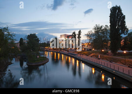 Soirée à la rivière Brda dans la ville de Bydgoszcz, Pologne, Opera Nova à l'extrême fin. Banque D'Images