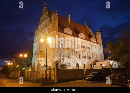 La Pologne, la ville de Torun, Collegium UMK maximale de l'Université Nicolas Copernic de nuit Banque D'Images