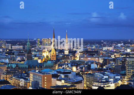 Vue aérienne sur l'église de Hambourg de Saint Michel au soir, Allemagne Banque D'Images