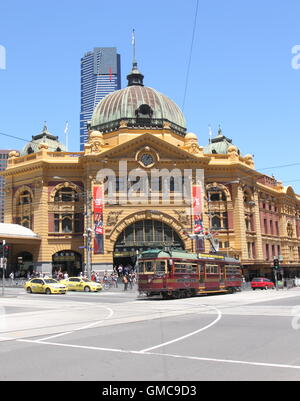 Tramway historique s'exécute en face de la gare de Flinders à Melbourne en Australie. Banque D'Images