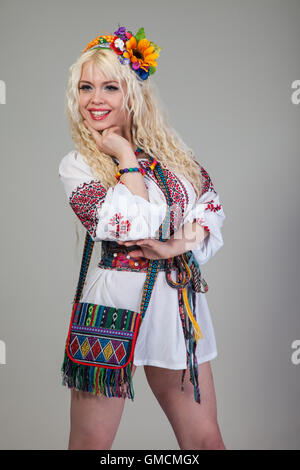 Femme porte le costume national ukrainien Banque D'Images