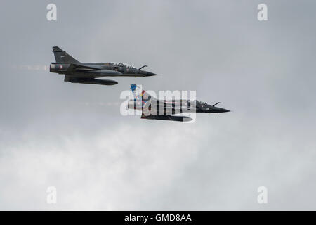 Deux armée de l'air Dassault Mirage 2000N de l'équipe de l'affichage à l'écran Ramex le au Royal International Air Tattoo 2016 Banque D'Images