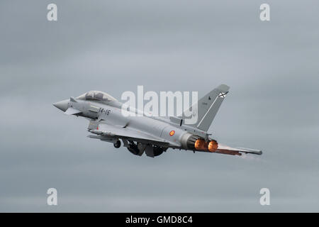 Un Eurofighter EF2000 de l'Armée de l'air espagnole quitte la piste de Fairford à afficher en 2016 Royal International Air Tattoo. Banque D'Images