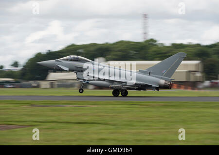 BAE Systems Eurofighter Typhoon RGF4 décolle pour voir apparaître en 2016 Royal International Air Tattoo. Banque D'Images