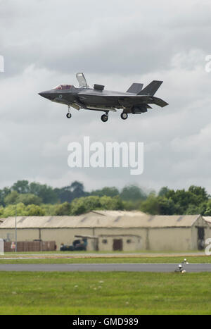 Au Royaume-Uni, le premier chasseur de 5e génération, le Lockheed F-35B Lightning II démontre c'est planant capacité Banque D'Images