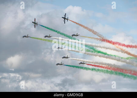 L'équipe de voltige aérienne militaire italien Frecce Tricolori effectuer certaines manœuvres compliquées au 2016 RIAT Banque D'Images