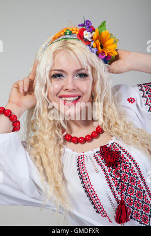 Femme porte le costume national ukrainien Banque D'Images