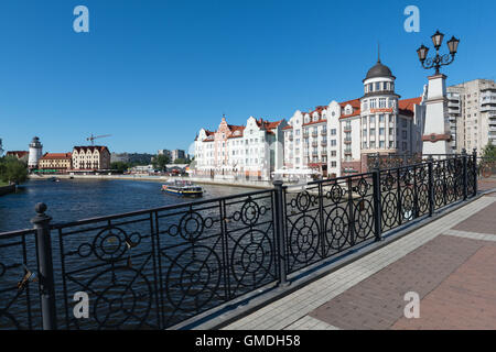 Après LA SECONDE GUERRE MONDIALE Le village de pêche 'Fischdorf reconstruit' sur la rivière Pregel, Kaliningrad, l'ancienne Koenigsberg, Russie Banque D'Images