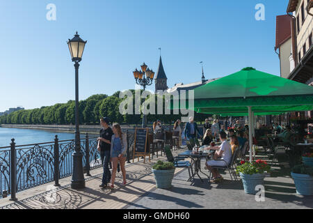 Promenade et café dans le village de pêcheurs reconstruit 'Fischdorf' sur la rivière Pregel, Kaliningrad, l'ancienne Koenigsberg, Russie Banque D'Images