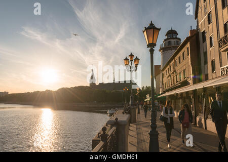 Et la promenade de la cathédrale reconstruite village de pêcheurs 'Fischdorf' sur la rivière Pregel, Kaliningrad, l'ancienne Koenigsberg, Russie Banque D'Images