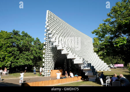 Une vue générale de la Serpentine Pavilion 2016, une installation de l'architecture temporaire conçu par Bjarke Ingels Group. (BIG) Banque D'Images