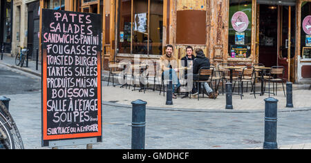 Les gens dans le bar terrasse café sur une place de Bordeaux. Aquitaine, France. Banque D'Images