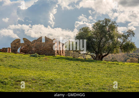 Ruines d'un ancien homestead se trouve dans une cour de ferme dans le sud de l'Australie, Adelaide Hills Banque D'Images