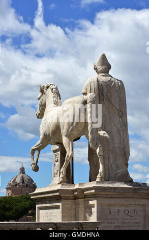 Ancienne statue romaine de Dioskouri contre ciel nuageux, sur la colline du Capitole à Rome Banque D'Images