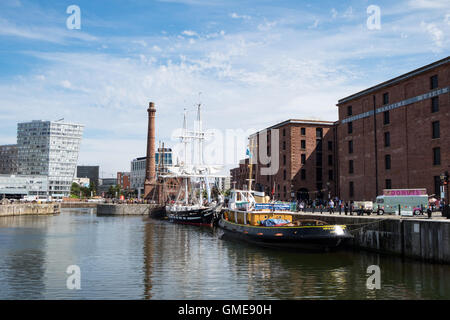 Liverpool docks avec TS la royaliste sur le quai Banque D'Images