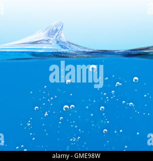 Blue Wave liquide avec des bulles d'air Banque D'Images