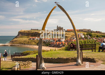 Une vue sur le port et les falaises de l'est de Whitby, North Yorkshire y compris l'abbaye et de baleine arch Banque D'Images