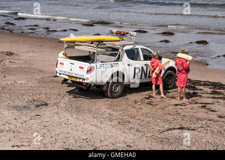 Sauveteurs et leur véhicule en patrouille sur la plage, à Whitby, North Yorkshire Banque D'Images