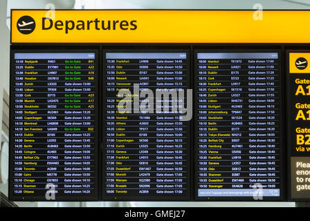 Vols de départ avis d'information board sign à Heathrow Airport Terminal 2 zone de départ montrant fois. LHR. London UK Banque D'Images