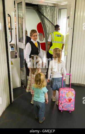 Enfant kid kids enfants / passagers / Conseil / avion embarquement porte avion. L'aéroport d'Heathrow LHR Londres Royaume-uni / port de l'air sur le pont Banque D'Images