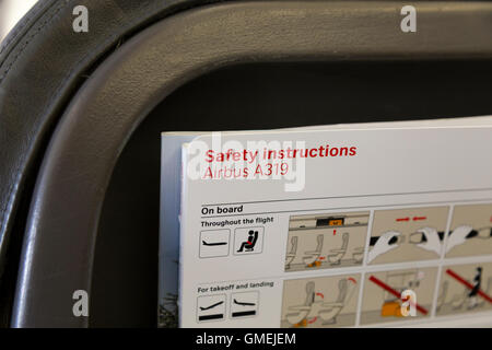 Airbus A319 Instructions de sécurité des vols d'appareils / carte dans le dos de siège sur un avion / avion / avion / airplane Banque D'Images