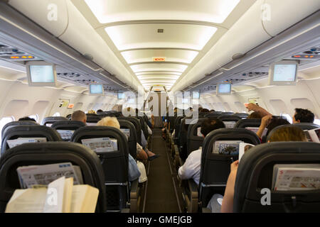 L'allée sur un Airbus A319 d'Airbus avion / avion / avion / avion en vol. Banque D'Images