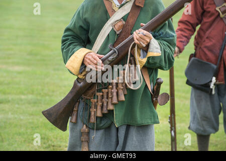 Guerre civile anglaise soldat royaliste préparer son mousquet à une reconstitution, Spetchley Park, Worcestershire, Angleterre. Banque D'Images