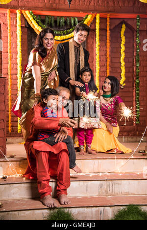 Famille indienne célébrant Diwali festival avec pétards Banque D'Images