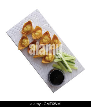 Pangsit Goreng (fried wonton) avec une sauce aigre-douce de l'Indonesian cuisine Chinoise chemin de détourage pour travailler. Banque D'Images