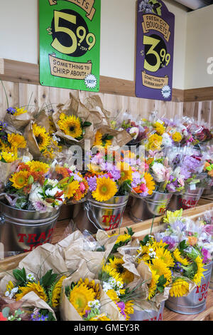 Fleurs fraîches, Trader Joe's Épicerie spécialisée, NYC Banque D'Images