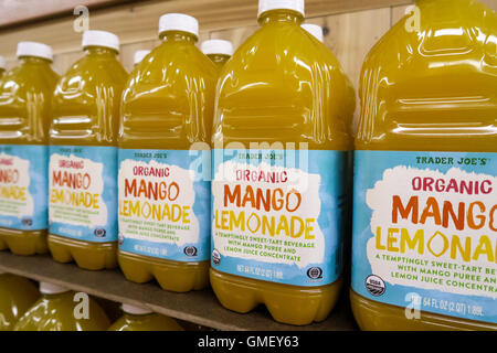 Bouteilles de limonade à la mangue, Trader Joe's Épicerie spécialisée, NYC Banque D'Images