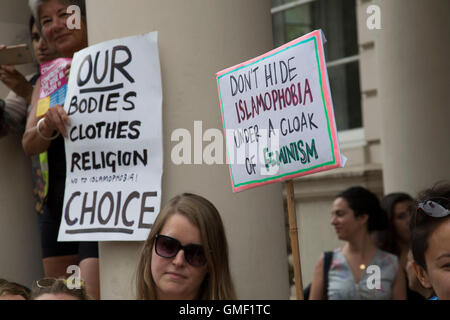 Londres, Royaume-Uni. 25 août, 2016. Portez ce que vous voulez protester à l'ambassade de France contre l'interdiction burkini pour les femmes musulmanes sur les plages de France le 25 août 2016 à Londres, Royaume-Uni. Appel à des militants d'autres partisans de descendre sur Knightsbridge en disant "Venez à l'ambassade de France et de porter ce que vous voulez - burkinis, bikinis, tout est permis. Apporter de la plage : parasols, serviettes, bat and ball, pétanque... Crédit : Michael Kemp/Alamy Live News Banque D'Images