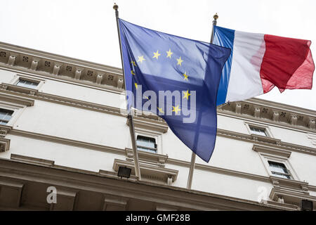 Londres, Royaume-Uni. 25 août, 2016. Ue et drapeaux français à l'extérieur de l'ambassade de France. Credit : Mark Kerrison/Alamy Live News Banque D'Images