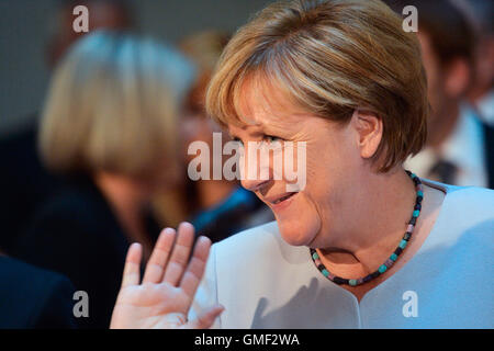 Prague, République tchèque. Août 25, 2016. La chancelière allemande, Angela Merkel, se réunit avec les représentants de l'institut de recherche allemand et tchèque en faculté d'architecture de l'Université technique tchèque (CVUT) à Prague, République tchèque, le 25 août 2016. Photo : CTK Michal Dolezal/Photo/Alamy Live News Banque D'Images