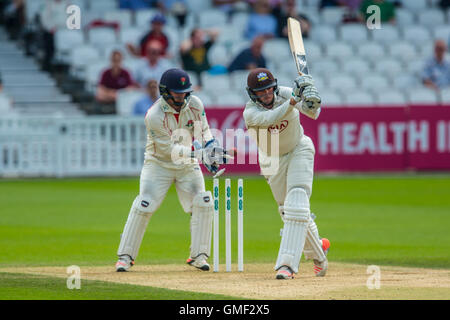 Londres, Royaume-Uni. 25 août 2016. Mark Footitt est joué par Arron Lilley batting pour Surrey sur la troisième journée du Championnat du comté de Specsavers Division One match contre Lancashire à l'Ovale. Crédit : David Rowe/Alamy Live News Banque D'Images