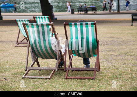 Hyde Park, Londres, 25 août 2016 - Les gens le soleil et profiter des températures à Hyde Park, Londres comme le mercure a atteint 27°C Degrés dans toute la capitale : Crédit Dinendra Haria/Alamy Live News Banque D'Images