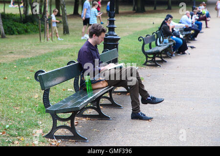 Hyde Park, Londres, 25 août 2016 - Les gens le soleil et profiter des températures à Hyde Park, Londres comme le mercure a atteint 27°C Degrés dans toute la capitale : Crédit Dinendra Haria/Alamy Live News Banque D'Images