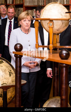 Prague, République tchèque. Août 25, 2016. La chancelière allemande, Angela Merkel, visites bibliothèque de Strahov dans sa visite d'une journée en République tchèque à Prague, République tchèque, le 25 août 2016. Photo : CTK/Tanecek Photo/Alamy Live News Banque D'Images