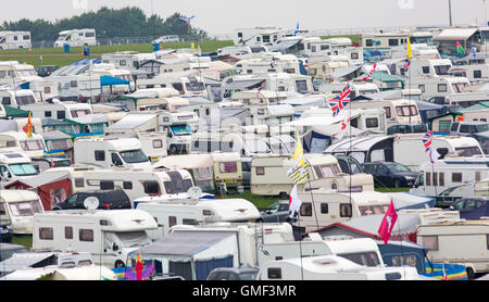 Tarrant Hinton, Blandford, Dorset, UK. 25 août, 2016. Les visiteurs affluent à Tarrant Hinton pour la première journée de la Grande Vapeur Dorset juste. L'événement se déroule jusqu'à lundi et devrait attirer 200 000 visiteurs avec les showground, couvrant plus de 600 acres. Beaucoup de caravanes et mobile home propriétaires utilisent le camping installations pour un séjour de plus. Credit : Carolyn Jenkins/Alamy Live News Banque D'Images