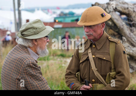 Tarrant Hinton, Blandford, Dorset, Royaume-Uni. 25 août 2016. Les visiteurs affluent à Tarrant Hinton pour la première journée de la Great Dorset Steam Fair. L'événement se déroulera jusqu'à lundi et devrait attirer 200 000 visiteurs avec le terrain d'exposition couvrant plus de 600 acres. Exposition commémorative du centenaire de la première Guerre mondiale pour commémorer le 100e anniversaire de la bataille de somme qui a eu lieu en 1916. Crédit : Carolyn Jenkins/Alamy Live News Banque D'Images