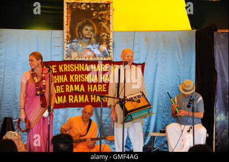 Londres, Royaume-Uni. 25 août 2016. Au cours de chant les plus grands dévots Janmashtami en dehors du festival de l'Inde à la Bhaktivedanta Manor temple Hare Krishna à Watford, Hertfordshire. L'événement célèbre la naissance du Seigneur Krishna. Crédit : Stephen Chung / Alamy Live News Banque D'Images