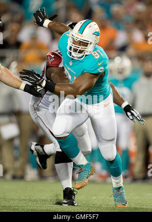 Orlando, Floride, USA. Août 25, 2016. La défensive des Dolphins de Miami fin Cameron Service (91) combat un bloc pour faire pression sur le quarterback au Camping World Stadium à Orlando, Floride, le 25 août 2016. Credit : Allen Eyestone/Le Palm Beach Post/ZUMA/Alamy Fil Live News Banque D'Images