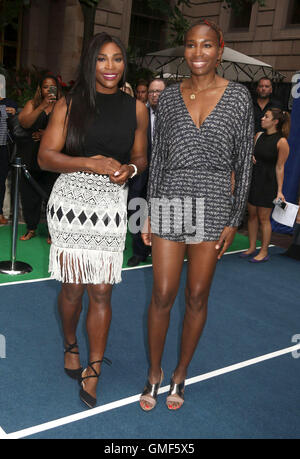 New York, New York, USA. Août 25, 2016. Les joueurs de tennis SERENA WILLIAMS et Venus Williams assister à la Tournoi de tennis virtuel tenue à Lotte New York Palace. Credit : Nancy/Kaszerman ZUMA Wire/Alamy Live News Banque D'Images