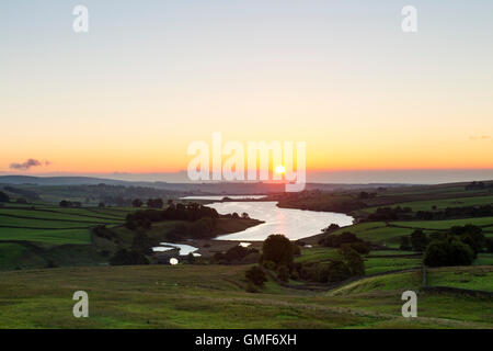 Baldersdale Teesdale, County Durham, Royaume-Uni. Vendredi 26 août 2016. Météo britannique. C'était un endroit frais et clair pour la journée, comme le soleil se levait sur le Hury et Blackton réservoirs dans le Nord de l'Angleterre. Crédit : David Forster/Alamy Live News Banque D'Images