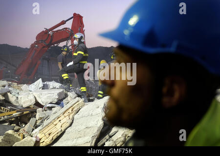 Amatrice, Rieti, ITALIE. Août 25, 2016. L'Europe, Italie, Amatrice, 245, août 2016 : pendant la nuit, à 3.36 am a un fort séisme frappe la ville d'Amatrice et les petits villages autour de l'origine de la destruction de la zone et l'collaps des bâtiments sont les 247 morts et des centaines sont disparus. la recherche de victimes et d'organes continue. sans interruption durant la nuit. Credit : Danilo Balducci/ZUMA/Alamy Fil Live News Banque D'Images