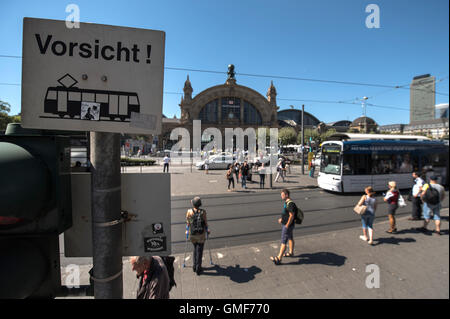 Un signe avec un symbole d'un tramway et le mot "attention !" avertit les piétons en attente de la voiture dans Frankfurt am Main, Allemagne, 25 août 2016. Huit commutateurs de fer et 225 mètres de piste sera remplacé dans le cadre d'un programme complet de rénovation du 29 août au 11 septembre en face de la gare centrale. De nombreuses lignes de tramway doivent être redirigées sans service pour les butées, Platz der Republik, Hauptbahnhof Hauptbahnhof/ Münchener Strasse und Münchener Strasse-/Weser. Photo : Andreas ARNOLD/dpa Banque D'Images