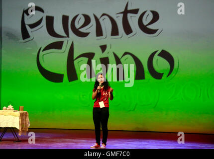 San Jose, Costa Rica. Août 25, 2016. Étudiant du Costa Rica Daniela Alvarado Andrade prend part à la 9e pont chinois la concurrence de compétence des élèves du secondaire à San José, capitale du Costa Rica, le 25 août, 2016. © Kent Gilbert/Xinhua/Alamy Live News Banque D'Images