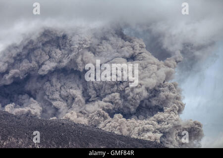 Le nord de Sumatra. Août 26, 2016. Photo prise le 26 août 2016 montre vomissant de cendres volcaniques du Mont Sinabung pendant une éruption vu de villages à Pancur Tiga district Karo, Nord de Sumatra, en Indonésie. De fermes et d'arbres autour du Mont Sinabung étaient couverts en gris cendre comme le volcan a éclaté de nouveau vendredi, mais les villes et villages n'étaient pas en danger. Credit : YT Haryono/Xinhua/Alamy Live News Banque D'Images